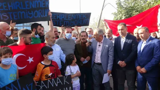 Mahalleli Zehir soluyoruz diyerek fabrikalar için ayağa kalktı