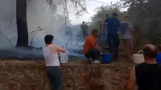 Mahalleli birlik oldu, orman yangınına kovalarla müdahale etti