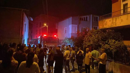Ev yangını mahalleliyi sokağa döktü!