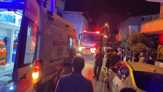 Ev yangını mahalleliyi sokağa döktü!