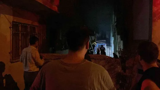 Ev yangını mahalleliyi sokağa döktü!