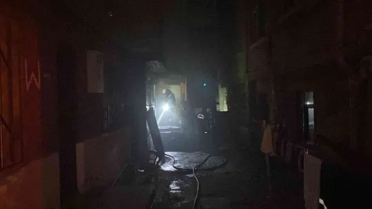 Ev yangını mahalleliyi sokağa döktü!
