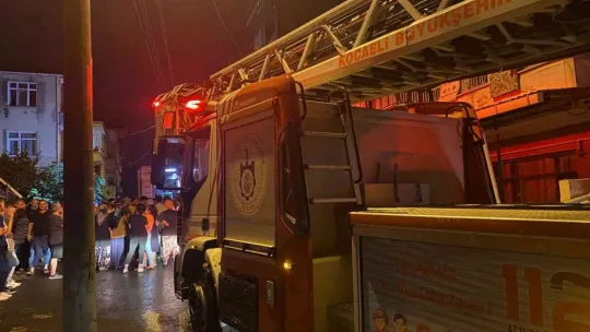 Ev yangını mahalleliyi sokağa döktü!
