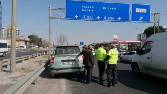 Makas atan bir otomobil yüzünden bariyerlere çarptı: 1 yaralı