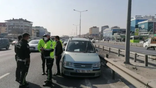 Makas atan bir otomobil yüzünden bariyerlere çarptı: 1 yaralı