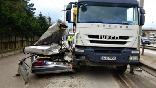 Makas atarken 2 tıra çarpan otomobil paramparça oldu!