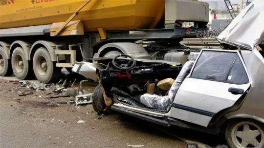 Makas atarken 2 tıra çarpan otomobil paramparça oldu!