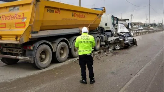 Makas atarken 2 tıra çarpan otomobil paramparça oldu!