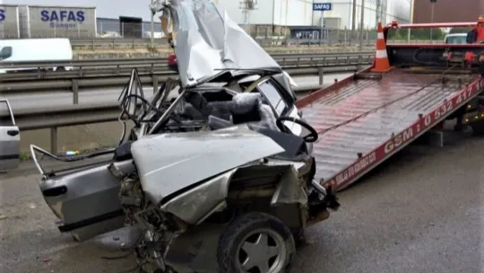 Makas atarken 2 tıra çarpan otomobil paramparça oldu!