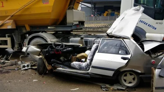 Makas atarken 2 tıra çarpan otomobil paramparça oldu!