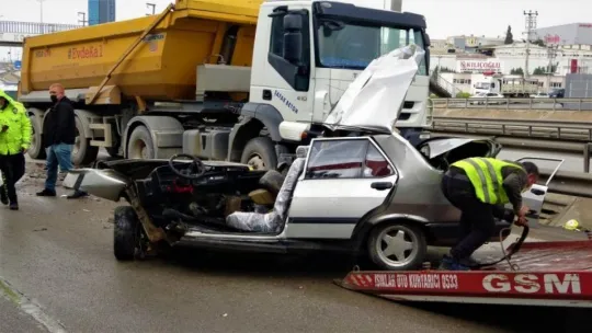 Makas atarken 2 tıra çarpan otomobil paramparça oldu!