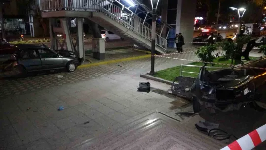 Makas atan araç ağaca çarpıp ikiye bölündü