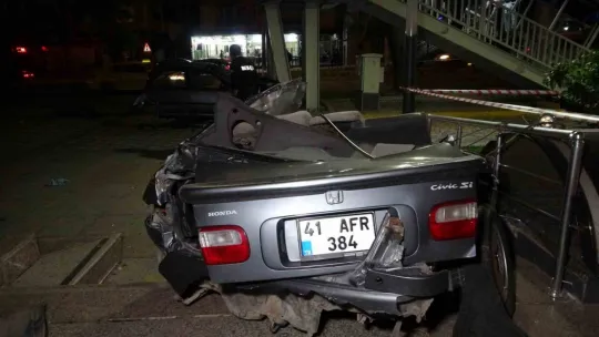 Makas atan araç ağaca çarpıp ikiye bölündü