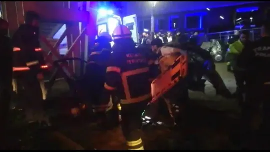 Makas atan araç ağaca çarpıp ikiye bölündü