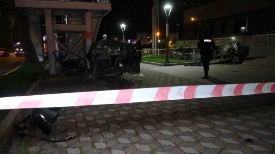 Makas atan araç ağaca çarpıp ikiye bölündü