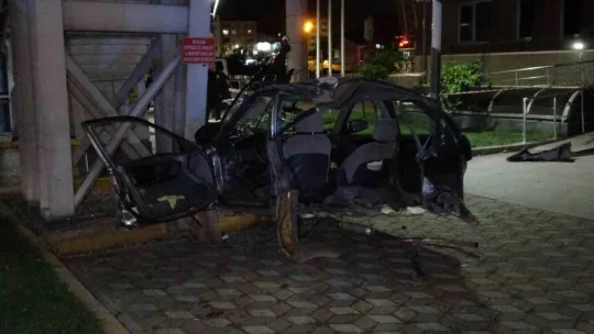 Makas atan araç ağaca çarpıp ikiye bölündü