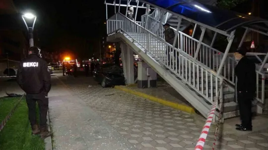 Makas atan araç ağaca çarpıp ikiye bölündü