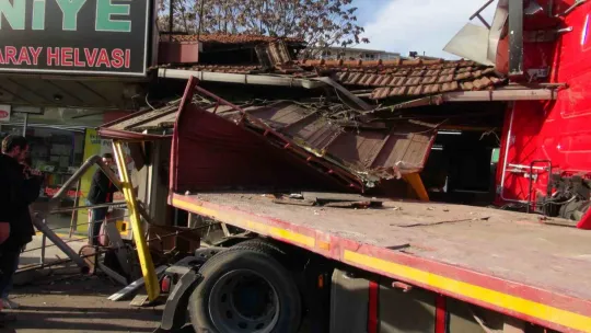 Makaslayan tır çay ocağına daldı: 4 yaralı