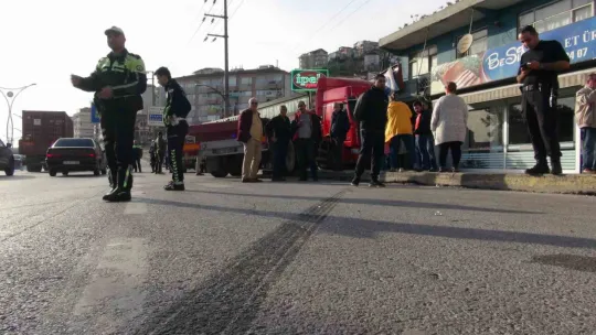 Makaslayan tır çay ocağına daldı: 4 yaralı