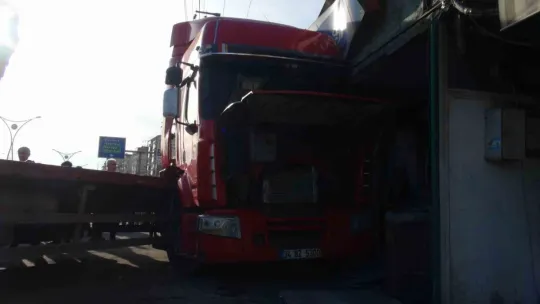 Makaslayan tır çay ocağına daldı: 4 yaralı
