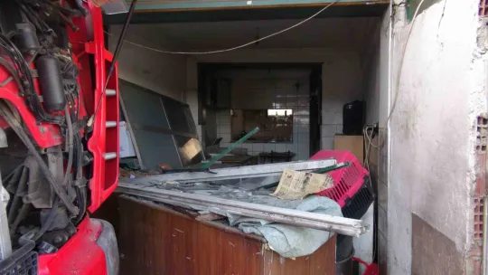 Makaslayan tır çay ocağına daldı: 4 yaralı