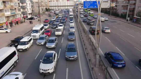 Makaslayan tır çay ocağına daldı: 4 yaralı