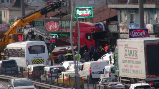 Makaslayan tır çay ocağına daldı: 4 yaralı