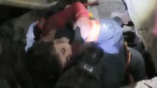 45 saat sonra 6 yaşındaki Abdullah enkaz altından kurtarıldı