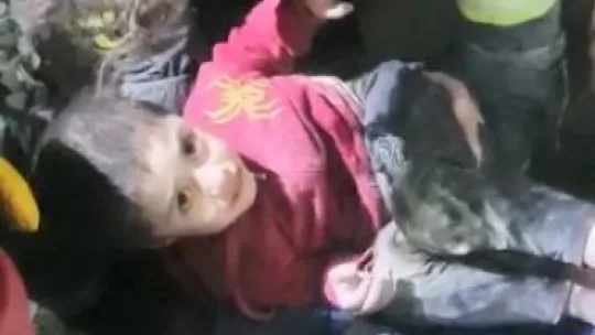 45 saat sonra 6 yaşındaki Abdullah enkaz altından kurtarıldı