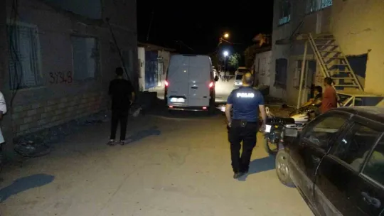 Husumetlisinin boğazını bıçakla kesip canlı yayın yaptı
