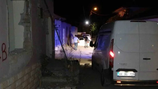 Husumetlisinin boğazını bıçakla kesip canlı yayın yaptı