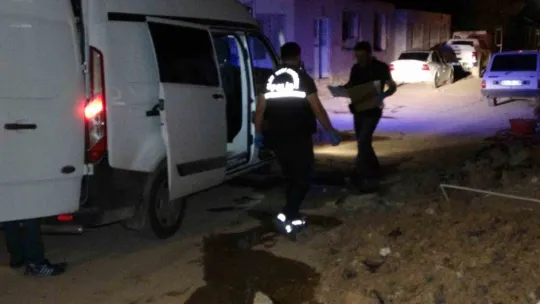 Husumetlisinin boğazını bıçakla kesip canlı yayın yaptı