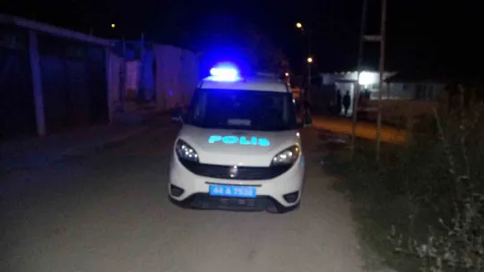 Husumetlisinin boğazını bıçakla kesip canlı yayın yaptı