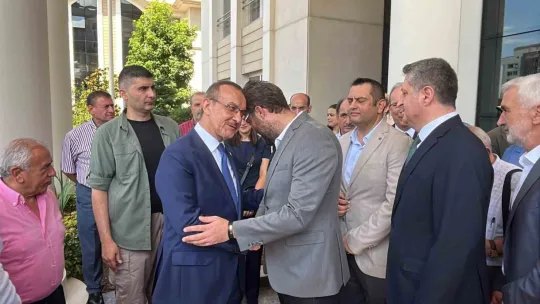 Malatya'ya atanan Vali Seddar Yavuz ve eşinden duygusal veda