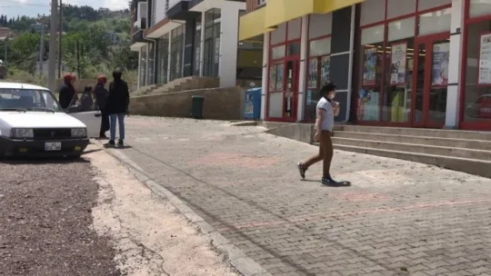 Marketin rafları arasından yılan çıktı!