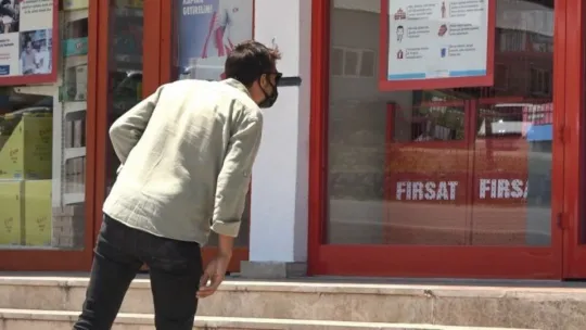 Marketin rafları arasından yılan çıktı!