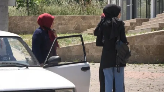 Marketin rafları arasından yılan çıktı!