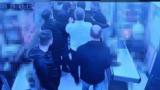 Markette şeker dökme kavgası kameralarda!