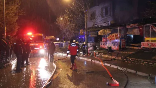 Marketteki yangın kırtasiyeye de sıçradı