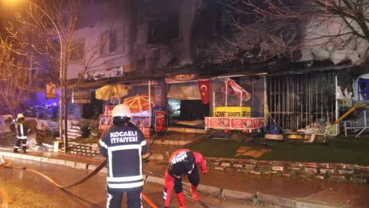 Marketteki yangın kırtasiyeye de sıçradı
