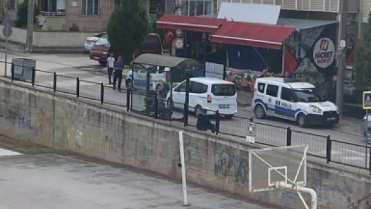 Hırsızlık yapmaya çalışan çocuğu uyarınca bıçaklandı