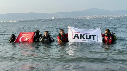 Batık şehre dalarak bayrak açtılar