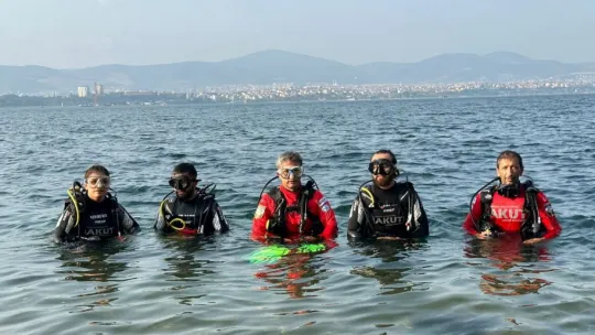 Batık şehre dalarak bayrak açtılar