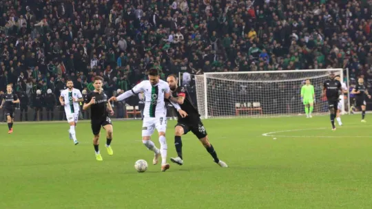 Marmara derbisinde ezeli rakipler bu kez depremzedeler için oynadı