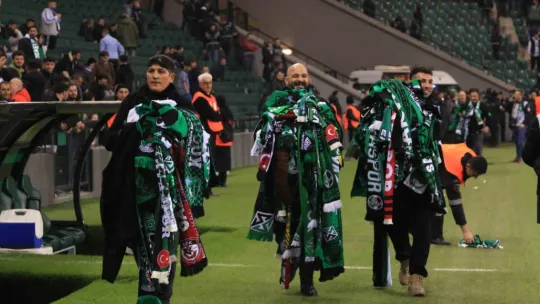Marmara derbisinde ezeli rakipler bu kez depremzedeler için oynadı