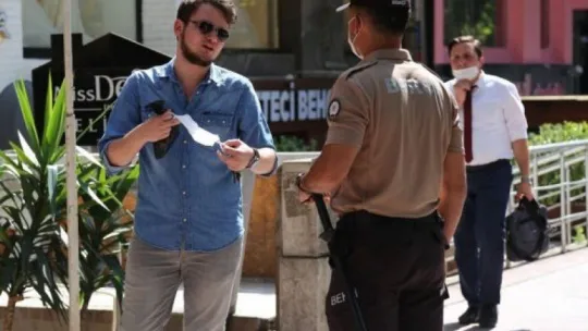 Maske takmamak için direnen vatandaş: 'Bende virüs olmadığına eminim'