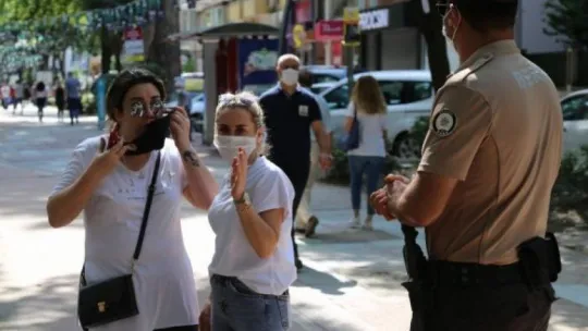 Maske takmamak için direnen vatandaş: 'Bende virüs olmadığına eminim'