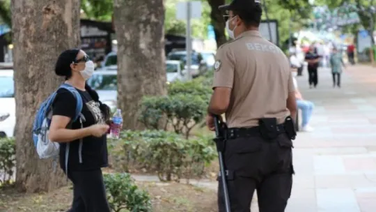 Maske takmamak için direnen vatandaş: 'Bende virüs olmadığına eminim'