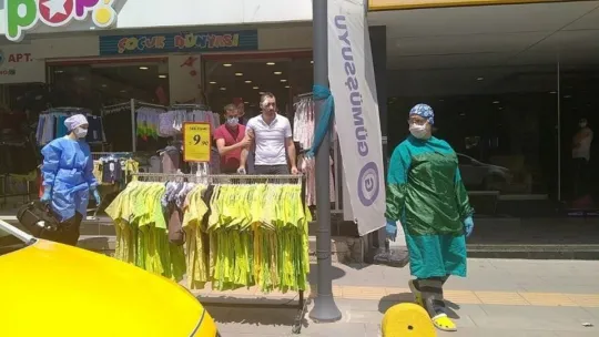 Maske takmasını isteyen mağaza müdürünü dövdü