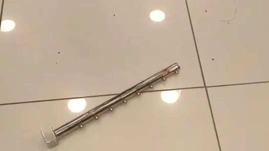Maske takmasını isteyen mağaza müdürünü dövdü